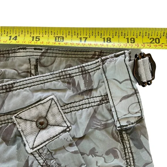 Jet Lag Camo Cargo Shorts Mens 38 Waist Pale Green Floral Print Distress Y2K 90s - Picture 11 of 13